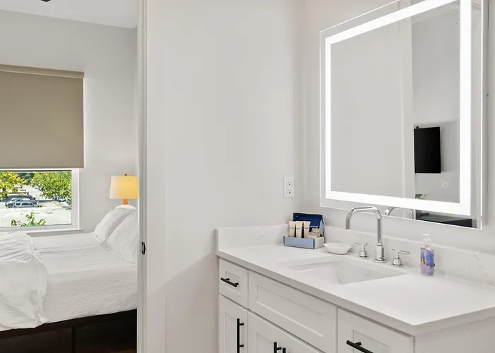 Apartment The Corbin 1202 - Magnolia Street Charm *