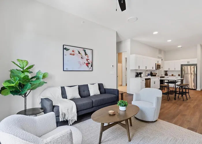 The Corbin 1202 - Magnolia Street Charm Apartment